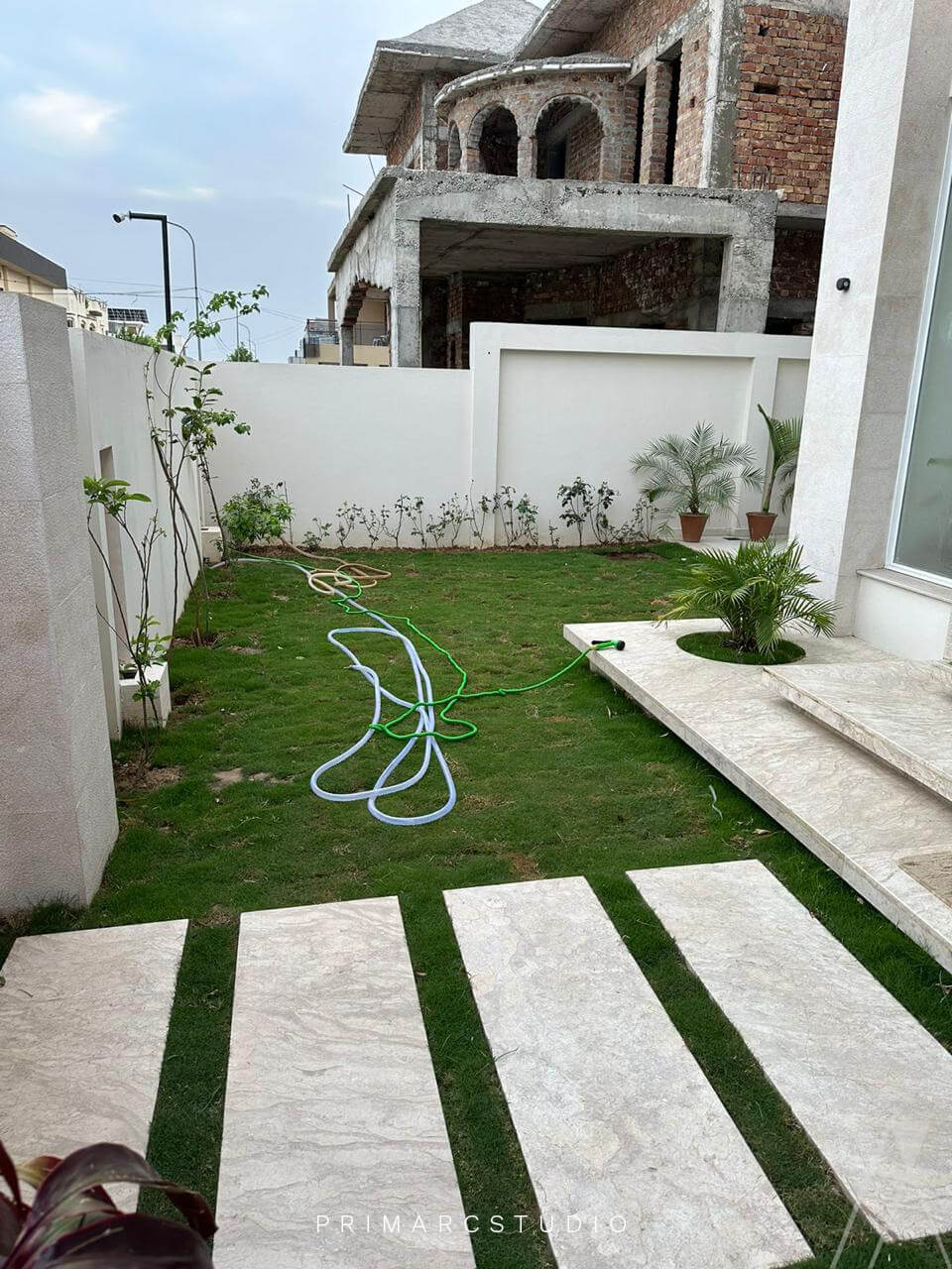 Front lawn design with plant in the circle