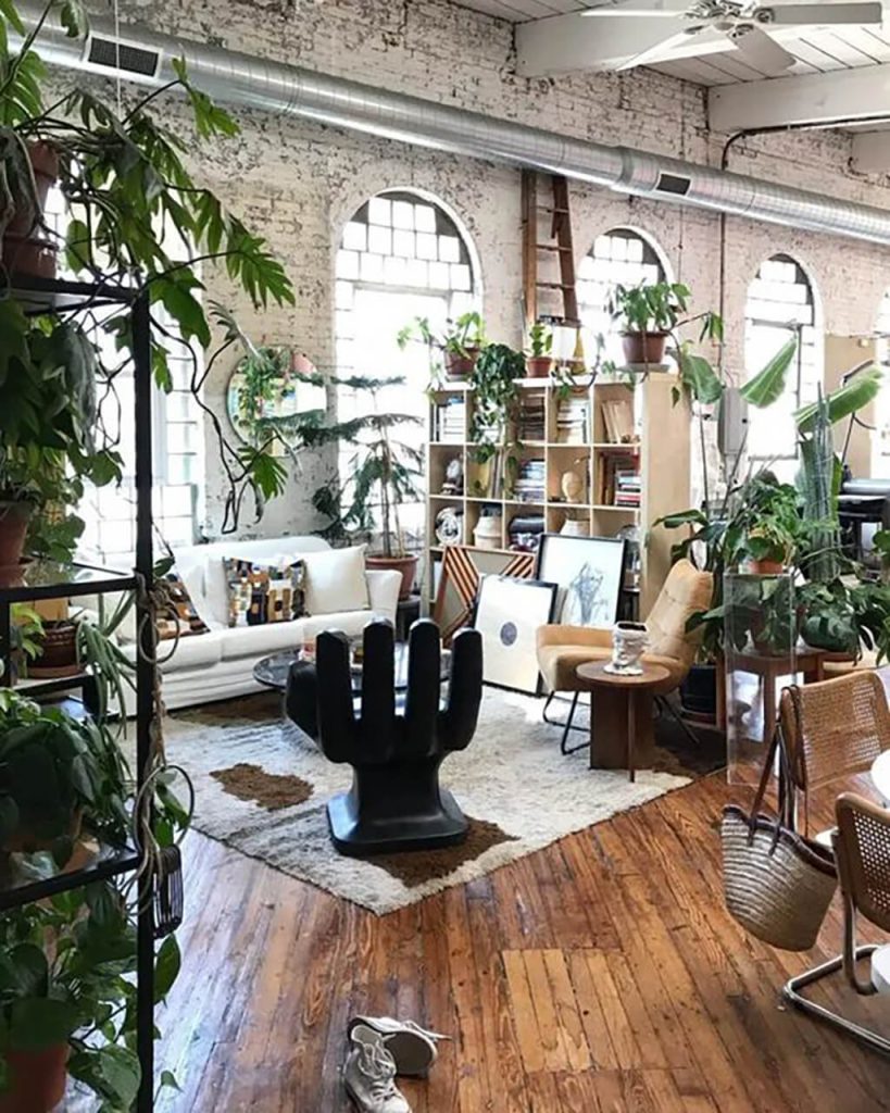 Industrial boho with greenery in the living room 