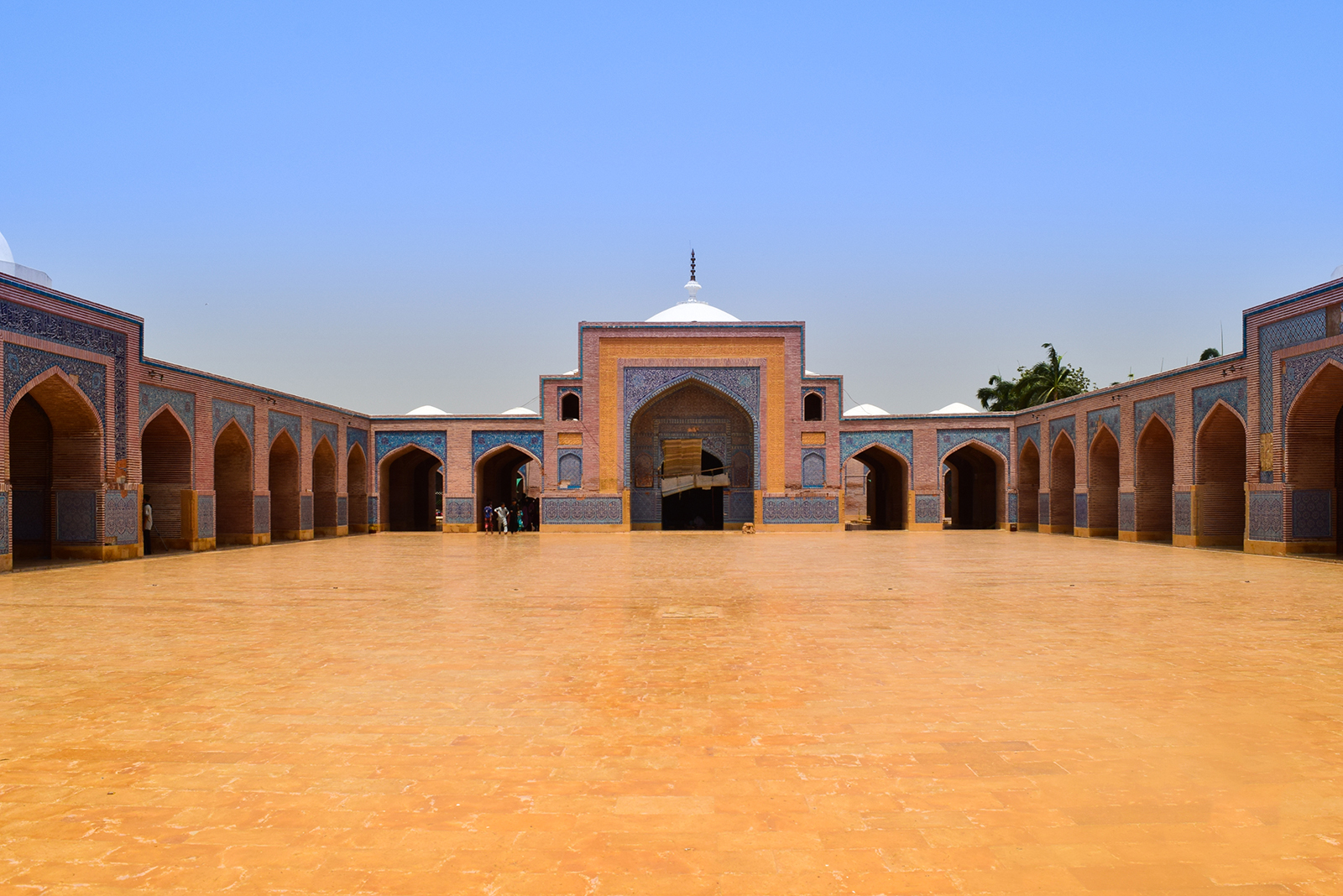 Big mosque with courtyard design