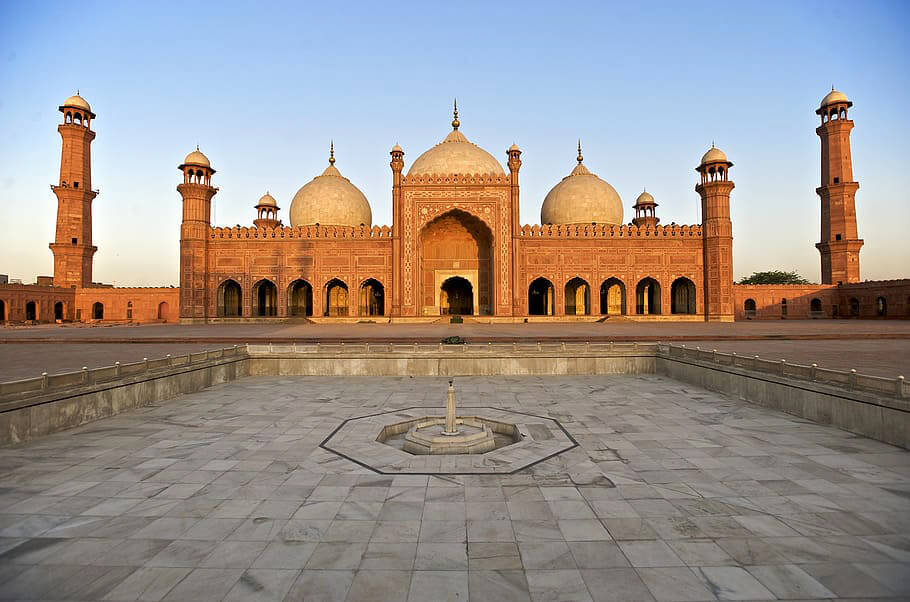 Badshahi Mosque from the front