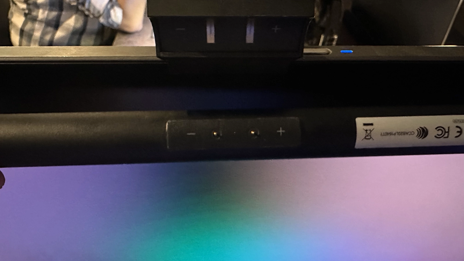 easy connection of monitor light bar